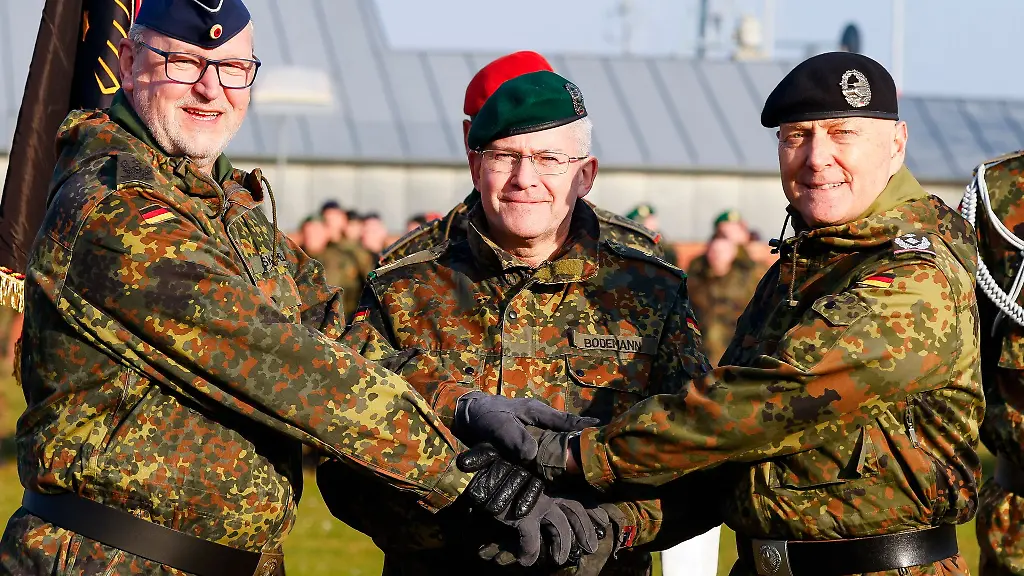 Michael-Skamel-links-hat-nun-das-Kommando-ueber-das-Landeskommando-Schleswig-Holstein