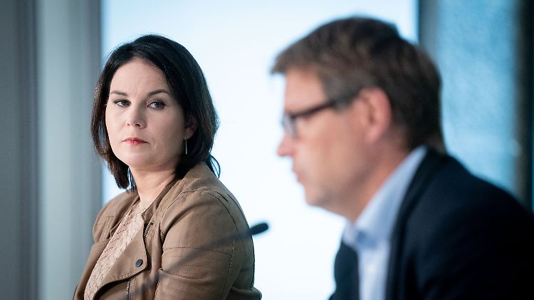 Annalena Baerbock und Robert Habeck müssen sich immer öfter fragen lassen, wer denn nun als Kanzlerkandidat der Grünen antreten wird.