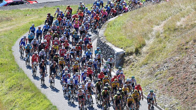 Das Peloton brachte eine Etappe hinter sich, die die Fahrer über zwei hohe Gipfel führte.