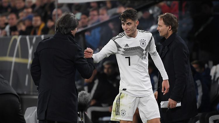 Bundestrainer Joachim Löw freut sich über den Karrieresprung seines Offensivspielers: Kai Havertz spielt künftig für den FC Chelsea.