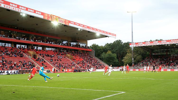 Zum ersten Spieltag der Fußball-Bundesliga dürfen die Stadien wieder mit Fans gefüllt werden. Zumindest ein bisschen.