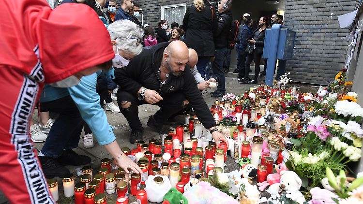 Anwohner legen Plüschtiere, Blumen und Kerzen vor dem Haus nieder, in dem fünf Kinder tot aufgefunden worden sind.