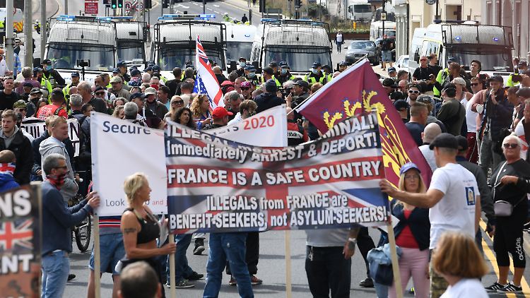 Flüchtlingsgegner demonstrieren in Dover gegen Migranten, die versuchen in Booten eine gefährliche Fahrt über den Ärmelkanal aufzunehmen, um nach Kent zu gelangen.