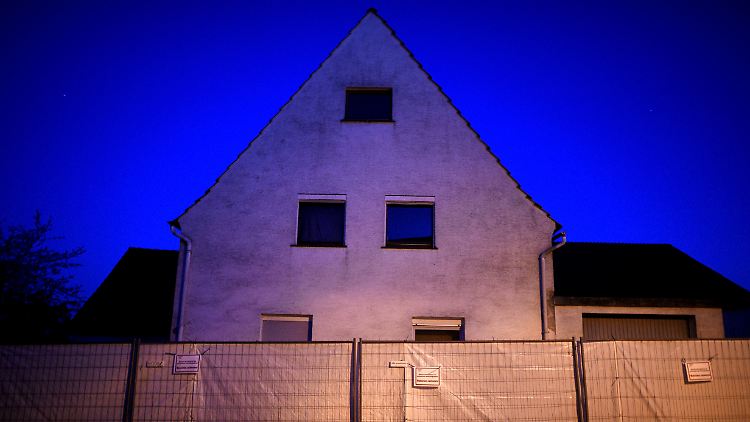 Auf dem Grundstück waren jahrelang mehrere Frauen von einem Paar missbraucht und gequält worden. 