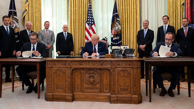 US-Präsident Trump und die Vertreter Serbiens (l.) und des Kosovo an seiner - nun ja - Seite.