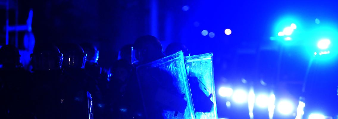 Laut Polizei wurden bisher insgesamt elf Beamte leicht verletzt.