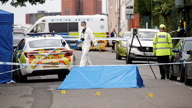 Die Polizei sichert Spuren am Tatort. 
