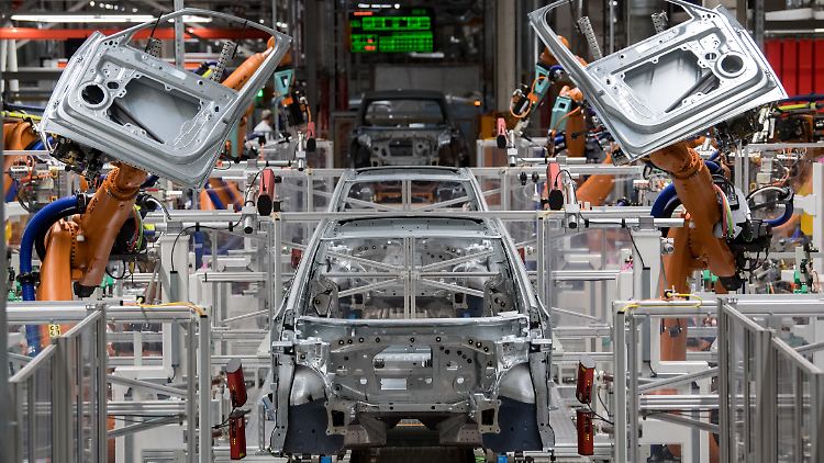 Ein ID.3 entsteht im VW-Werk in Zwickau.