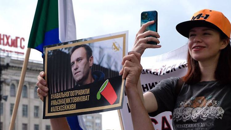 Nach dem mutmaßlichen Giftanschlag auf Nawalny steht die Regierung im In- und Ausland unter Druck. 