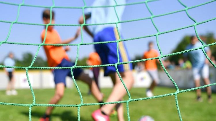 Für den Sport ist der Weg zur Rückkehr in die Normalität geebnet. Aber er ist weit.
