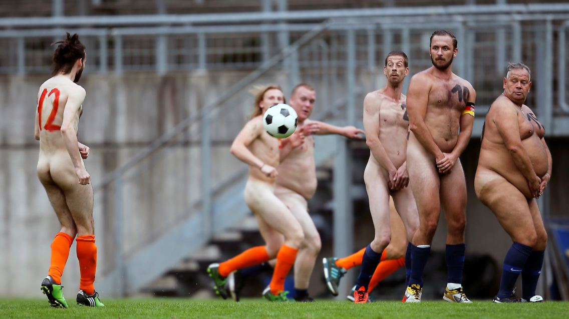 Nein, dieses Bild entstand nicht bei der Begegnung Deutschland-Schweiz, sondern bei einem Nackt-Fußballspiel in Wuppertal zwischen deutschen und niederländischen Spielern - die Herren wollen so gegen die ihrer Ansicht nach fortschreitende Kommerzialisierung des Fußballs protestieren.