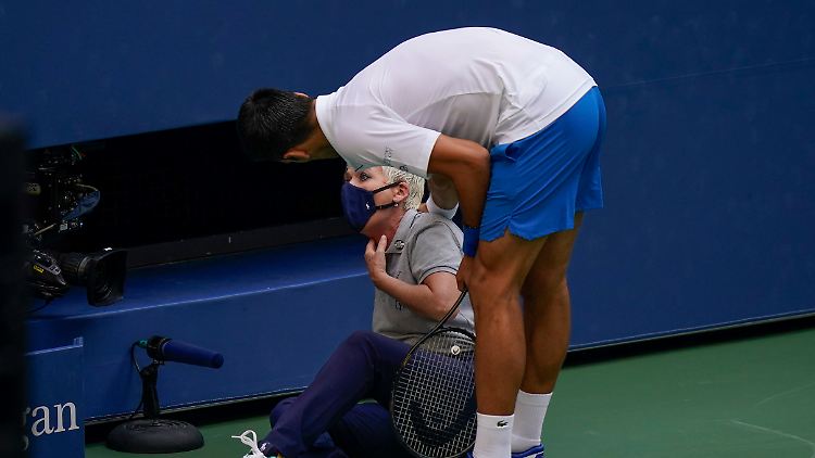 Zwar entschuldigte sich Djokovic umgehend bei der Frau, die Schiedsrichterin blieb nach Rücksprache mit dem Supervisor aber hart und disqualifizierte die Nummer eins der Welt.