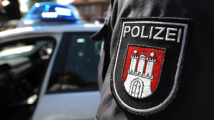 Vier Polizisten aus Hamburg und Berlin sollen Daten von Frauen angefragt haben, die später Drohbriefe erhielten.