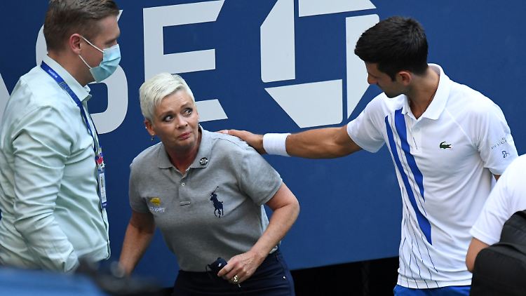 Novak Djokovic bittet um Unterstützung für die von ihm getroffene Linienrichterin.