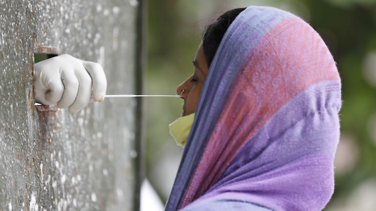 Um mehr Menschen testen zu können, will die Bundesregierung Indien 330.000 Testkits zur Verfügung stellen.