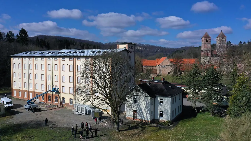 In-Kloster-Vessra-baut-die-Stiftung-Thueringer-Schloesser-und-Gaerten-derzeit-ein-historisches-Fabrikgebaeude-als-Gemeinschaftsdepot-fuer-das-Hennebergische-Museum-und-das-Naturhistorische-Museum-Schloss-Bertholdsburg-aus