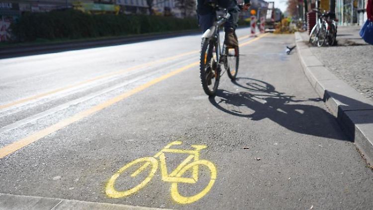 Ein Mann befährt mit seinem Fahrrad einen temporären Radverkehrsstreifen auf dem Kottbusser Damm. 