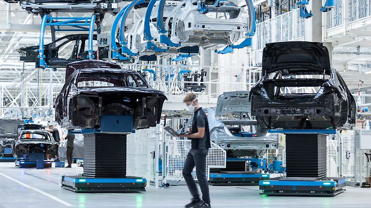 Statt auf Fließbändern werden die Karosserien auf führerlosen Transportschlitten durch die Produktionshallen gefahren.