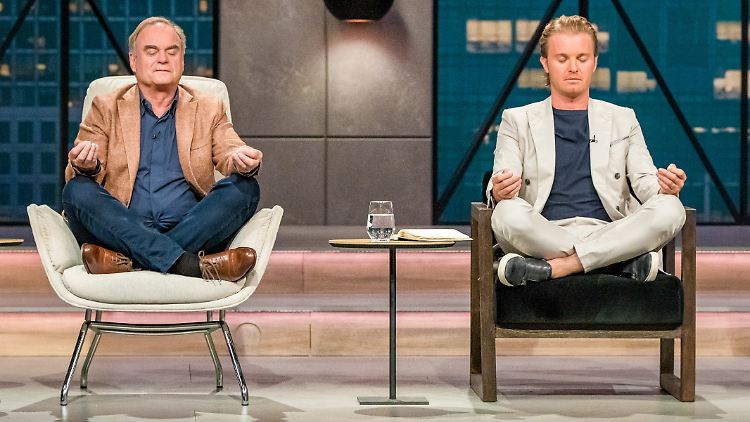 Ooommm! Nico Rosberg (r.) und Georg Kofler begeben sich auf Meditationsreise.