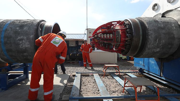 Russische Mechaniker arbeiten bei Kingisepp im Oblast Leningrad an Elementen der Pipeline Nord Stream 2 - die Verlegung der Rohre steht aber wegen der US-Sanktionen still.