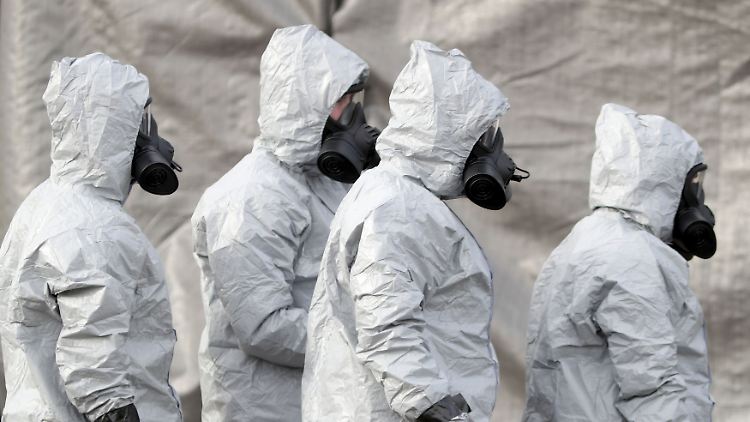 Im britischen Salisbury waren die Ermittler nach der Vegiftung von Sergej Skripal in Schutzkleidung im Einsatz.