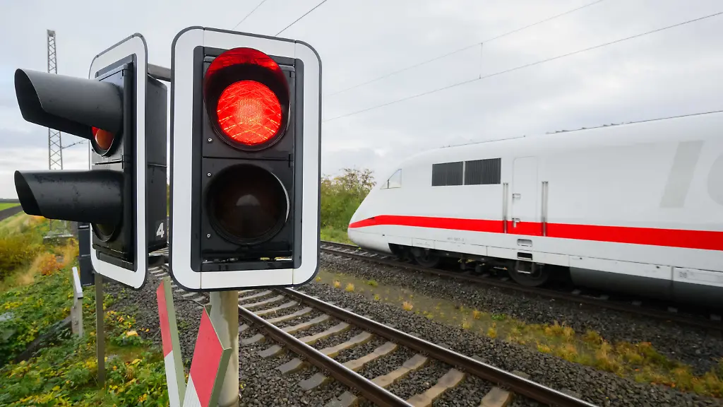 Das-marode-Schienennetz-bremst-die-Deutsche-Bahn-immer-haeufiger-aus-Die-Puenktlichkeit-im-Fernverkehr-erreicht-im-vergangenen-Jahr-mit-62-5-Prozent-einen-historischen-Tiefpunkt