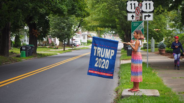 Fertigmachen zum Jubeln - ein Mädchen in Pittston, am Rande der Anreiseroute von US-Vizepräsident Mike Pence.