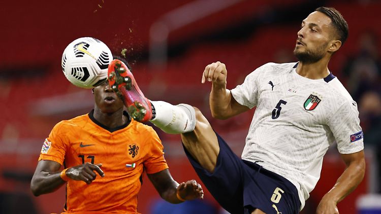 Italiens D'Ambrosio kann den Ball behaupten.
