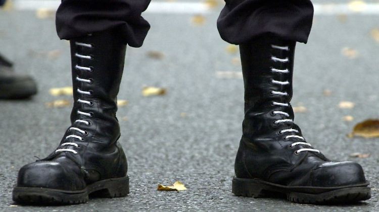 Im März lagen 629 offene Haftbefehle gegen rechte Straftäter vor.