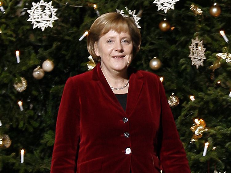 Merkel zeigt sich im Bundeskanzleramt.