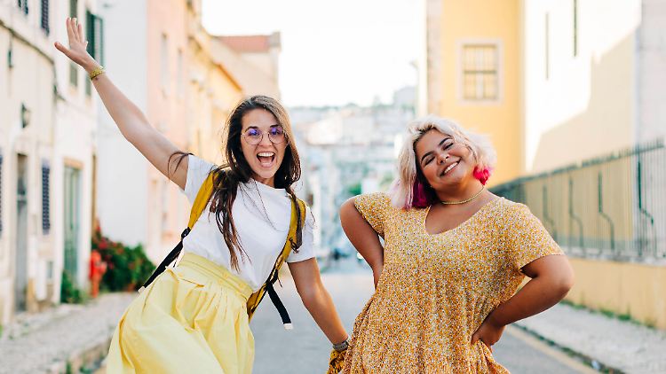 Zwei Frauen: Die eine kann in H&M-Läden einkaufen, die andere nicht.