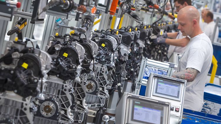 Auslaufmodell oder förderungswürdige Zukunftstechnologie? Motorenfertigung bei VW.