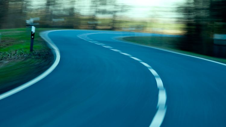 Wer mit Vorfahrt die Kurve schneidet, kann hälftig haften.