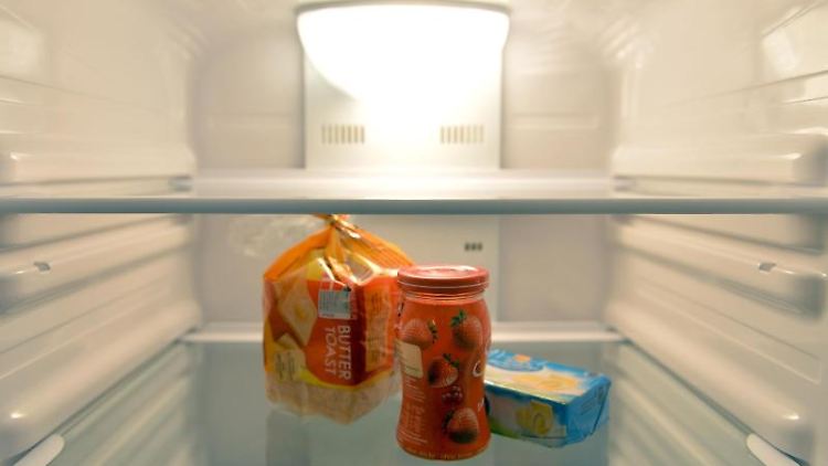 Konfitüre, Toastbrot und Butter stehen in einem Kühlschrank. Foto: Marc Tirl/dpa-Zentralbild/dpa/Symbolbild