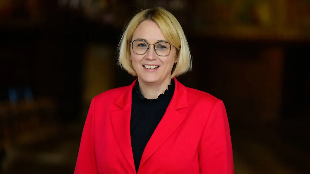 Derartig-staatstragend-praesentiert-sich-Katharina-Poetter-auf-Tiktok-und-Instagram-nicht-immer