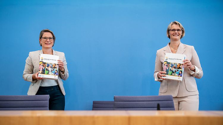 Bundesministerin für Bildung und Forschung Anja Karliczek (CDU, re) steht neben Stefanie Hubig (SPD), Bildungsministerin in Rheinland-Pfalz und Vorsitzende der Kultusministerkonferenz, bei der Vorstellung des OECD-Bildungsberichts