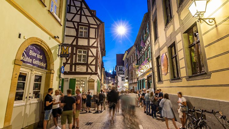 Bars und Kneipen dürfen in Bayern wieder öffnen - aber mit Einschränkungen.
