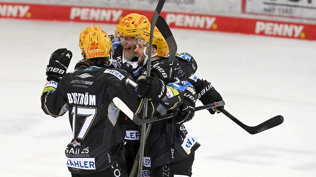 Die-Fischtown-Pinguins-aus-Bremerhaven-jubeln-ueber-erneuten-Sieg-ueber-die-Koelner-Haie