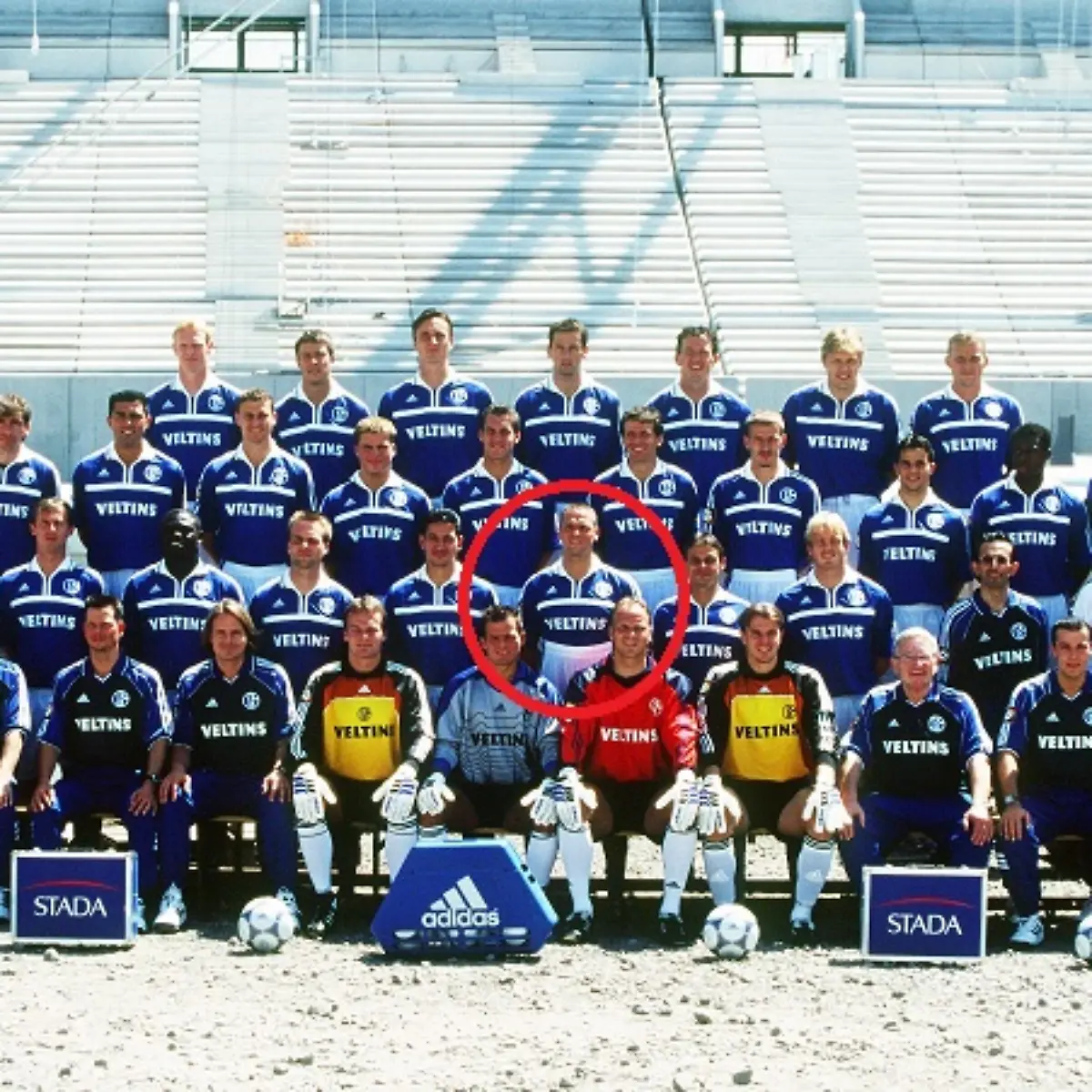 Ein-Foto-fuer-die-Ewigkeit-Thorsten-Legat-im-Kreis-der-Schalker-Knappen