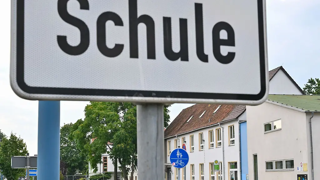 Der-Brandenburger-Landtag-bekennt-sich-zum-Verbot-verfassungsfeindlicher-Handlungen-an-Schulen-als-Konsequenz-aus-rechtsextremistischen-Vorfaellen-Archivbild