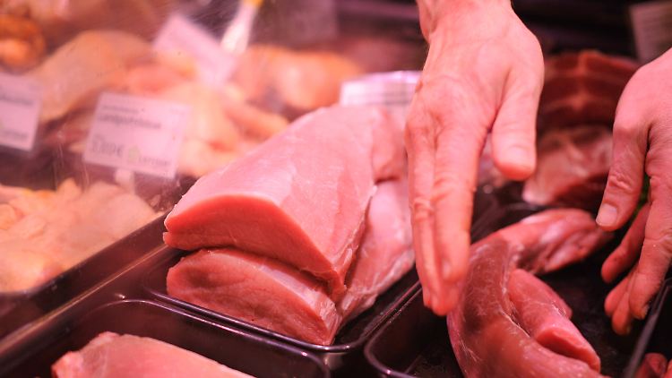 Hepatitis E wird hierzulande hauptsächlich über unzureichend gegartes, infiziertes Schweinefleisch und Wild übertragen. 