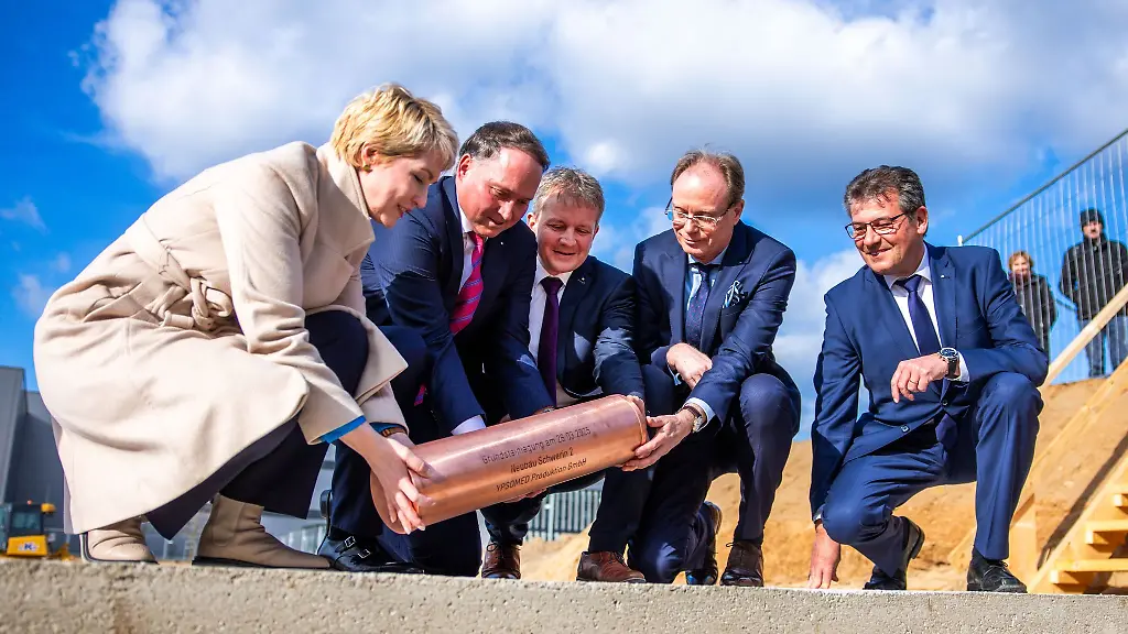Grundsteinlegung-fuer-die-Erweiterung-der-Ypsomed-Produktionsstaette-in-Schwerin-Das-Schweizer-Unternehmen-Ypsomed-stellt-Injektions-und-Infusionssysteme-fuer-Diabetiker-her
