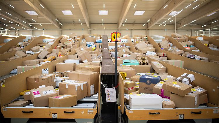 Geht es nach der Gewerkschaft Verdi, bleiben heute viele Pakete bei der Post liegen.