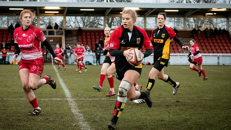 "Ich bin rechts dabei", Anne Lormis unterstützt ihre Mitspielerin im Spiel gegen die British Army. 