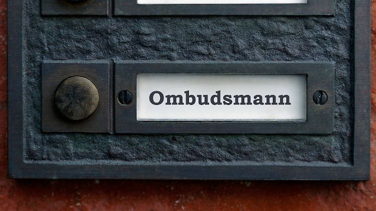 Weigert sich die Versicherung, im Schadensfall zu zahlen, können Verbraucher den Ombudsmann einschalten.   