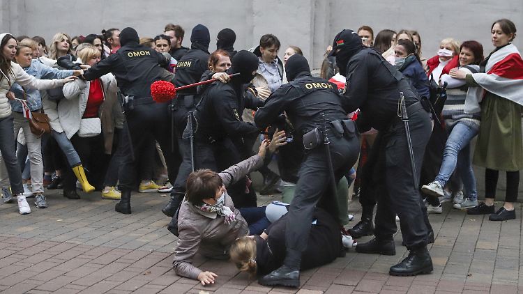 Das Verschwinden von Regierungskritikern feuert die Proteste in Belarus zusätzlich an. Immer wieder geht die Polizei gegen Demonstranten vor.