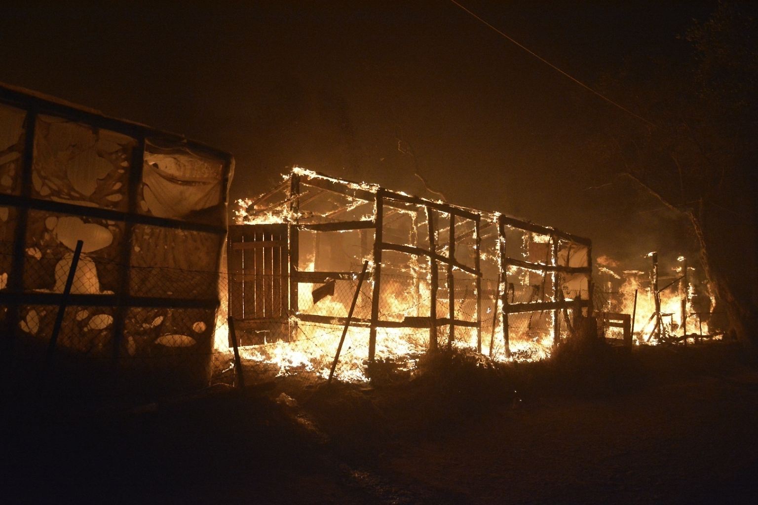 Das Flüchtlingslager Moria auf der griechischen Insel Lesbos steht nach dem Ausbruch mehrerer Brände in der Nacht zum 9. September 2020 fast vollständig in Flammen. In den ...
