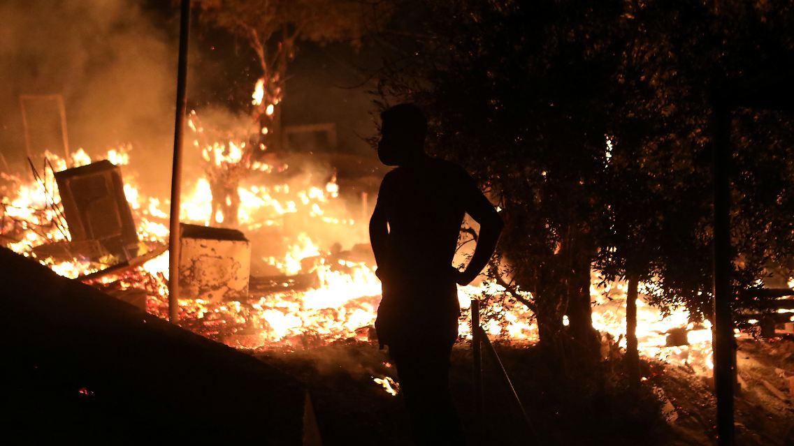 ...frühen Morgenstunden wütete das Feuer weiter, angefacht von Winden mit bis zu 70 Stundenkilometern.