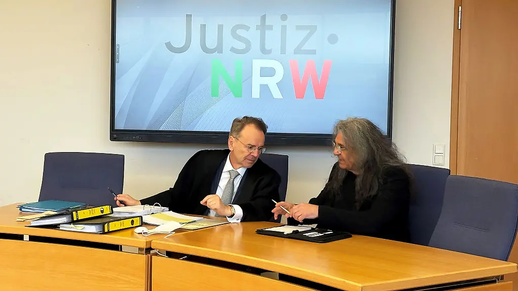 Marc-Benseghir-der-Urenkel-einer-juedischen-Kaufmannsfamilie-aus-Hagen-beraet-sich-mit-seinem-Anwalt-Christoph-Partsch