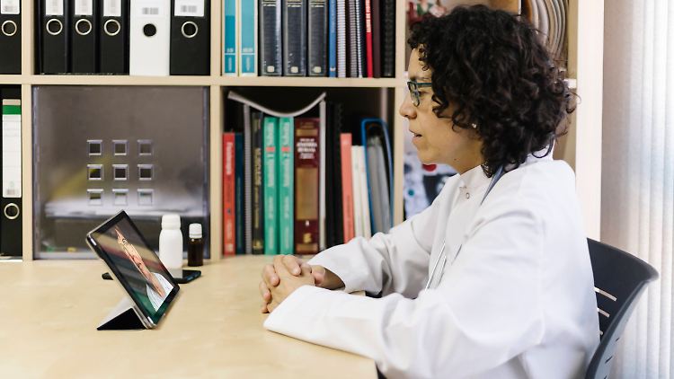 Damit es mit der Videosprechstunde klappt, müssen auf beiden Seiten - bei Arzt und Patient - die Voraussetzungen vorhanden sein.
